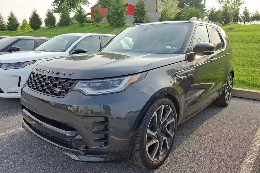 2024 Land Rover Discovery P300 Dynamic SE photo 1