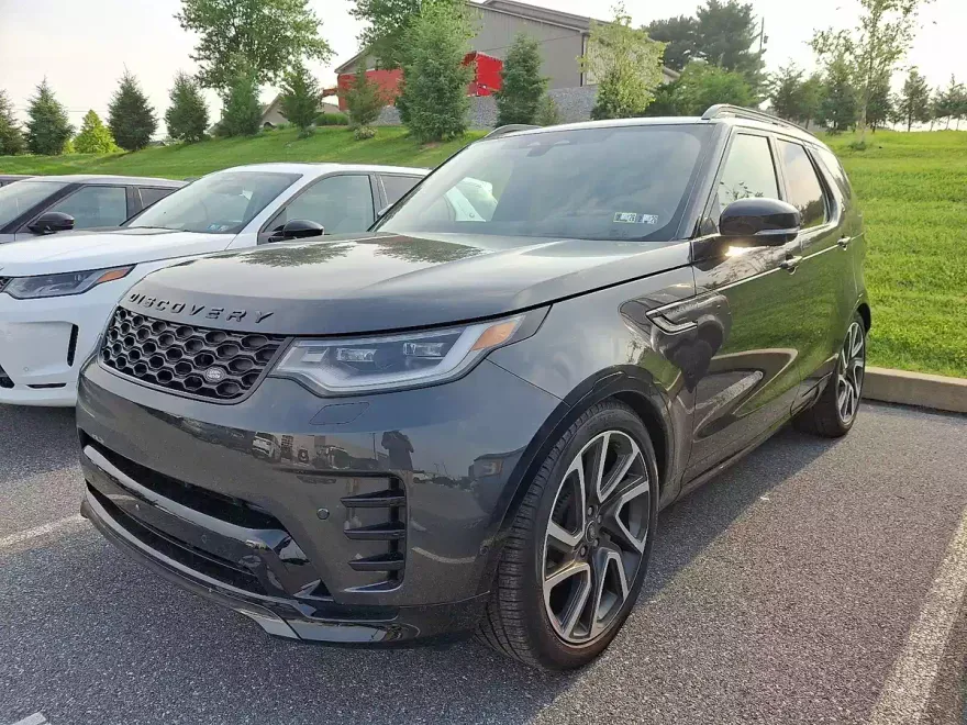 2024 Land Rover Discovery P300 Dynamic SE photo 1