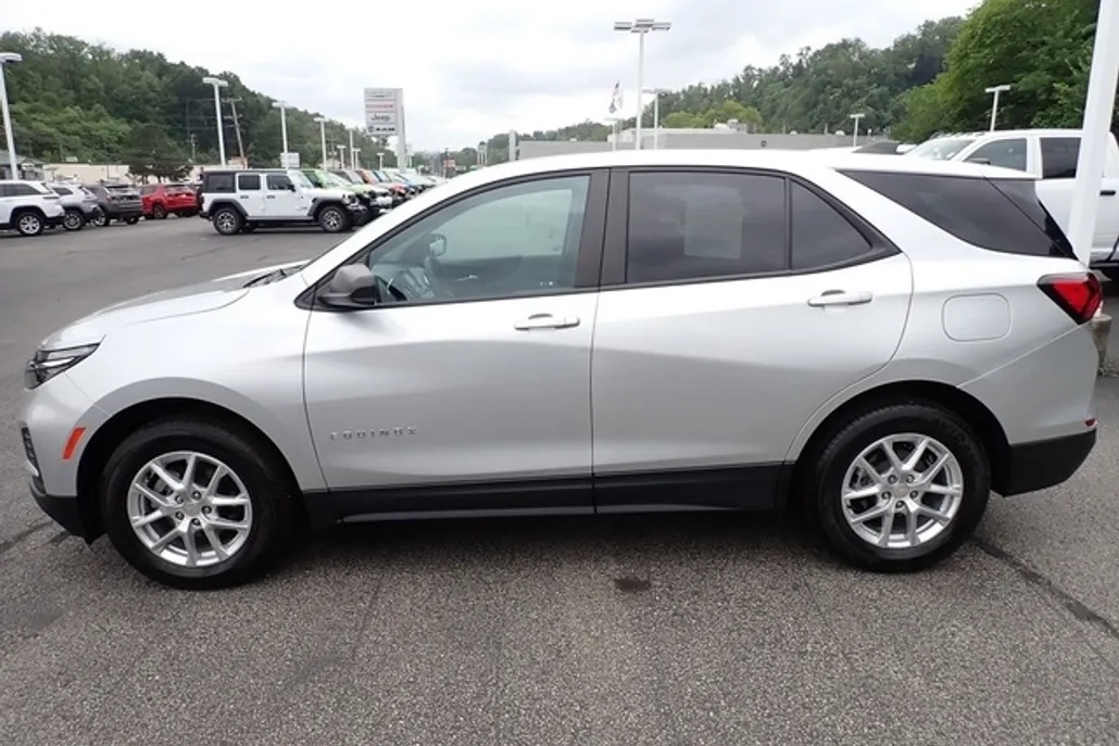 2022 Chevrolet Equinox LS photo 1