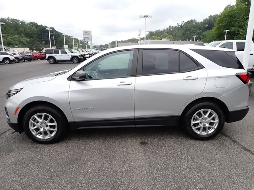 2022 Chevrolet Equinox LS photo 1