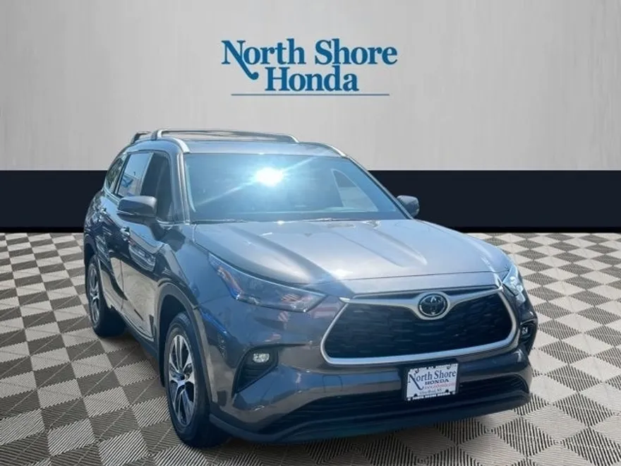 2022 Toyota Highlander XLE photo 1