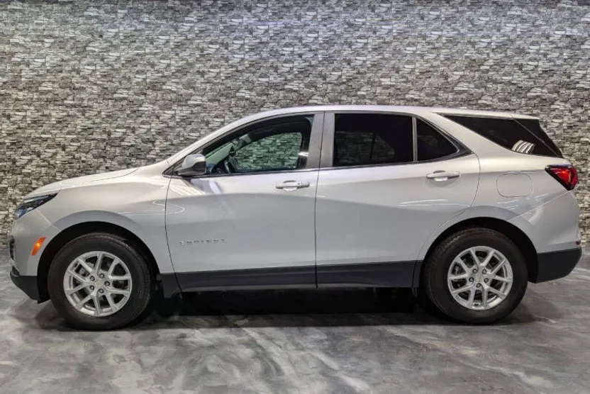2022 Chevrolet Equinox LT photo 1