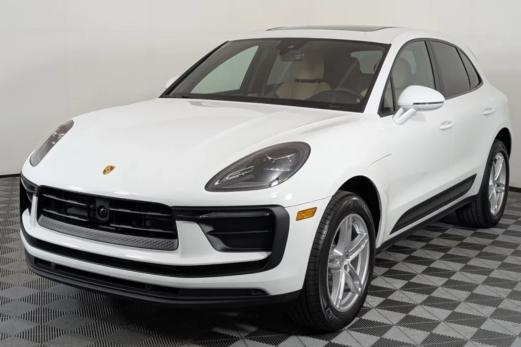 2025 Porsche Macan T photo 1