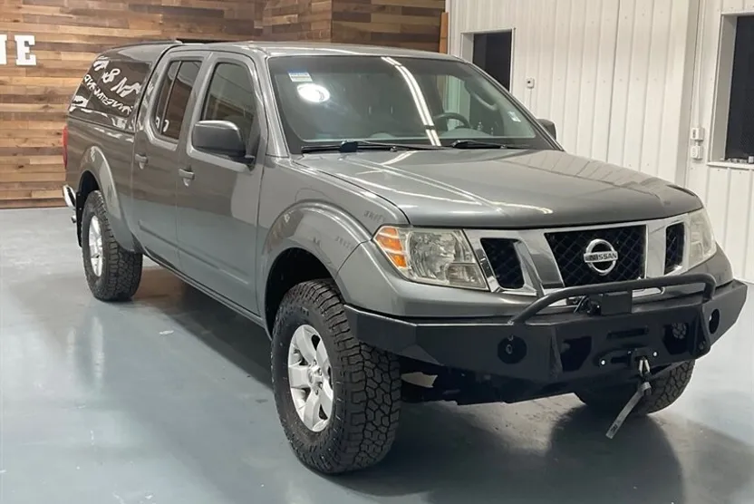 2009 Nissan Frontier SE Crew Cab photo 1