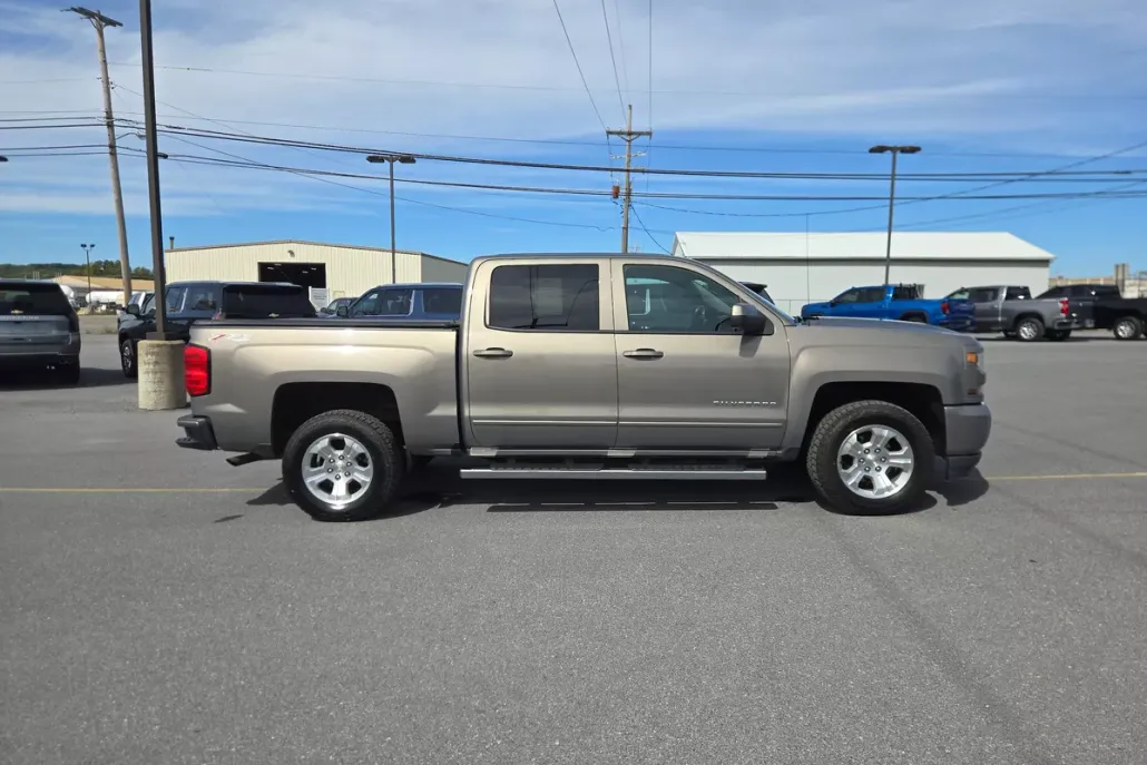 2017 Chevrolet Silverado 1500 LT photo 1
