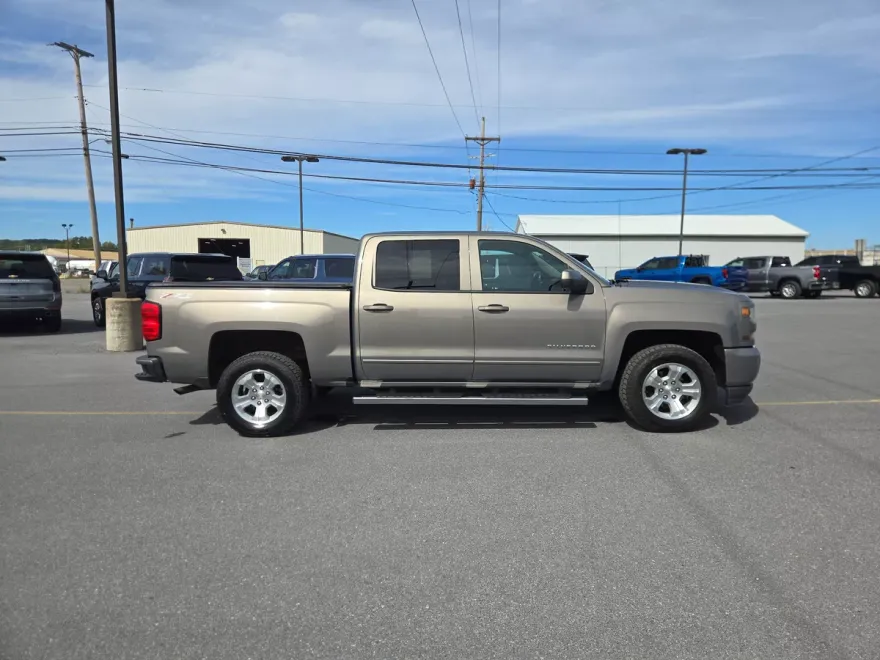 2017 Chevrolet Silverado 1500 LT photo 1