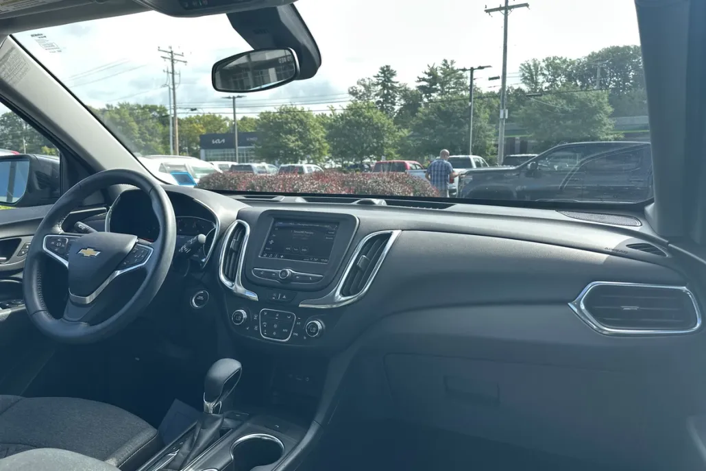 2022 Chevrolet Equinox LT photo 1