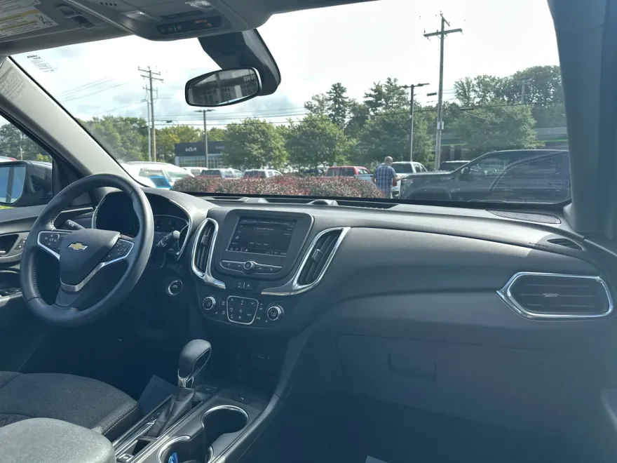 2022 Chevrolet Equinox LT photo 1