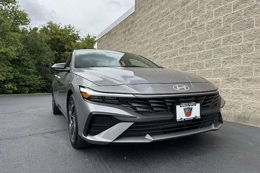 2025 Hyundai Elantra SEL Sport photo 1
