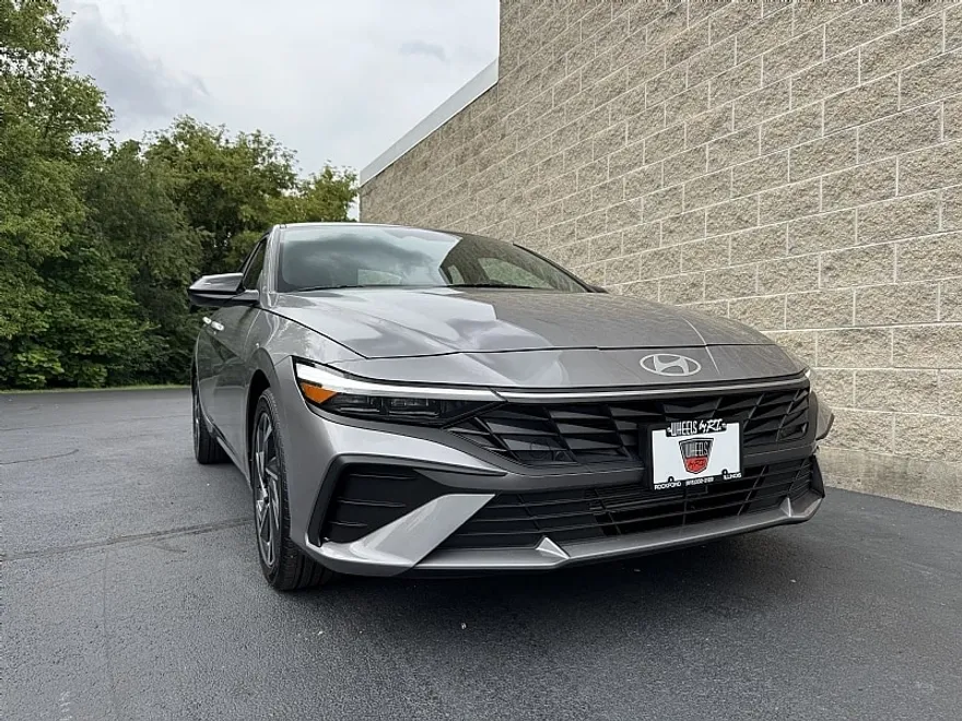 2025 Hyundai Elantra SEL Sport photo 1