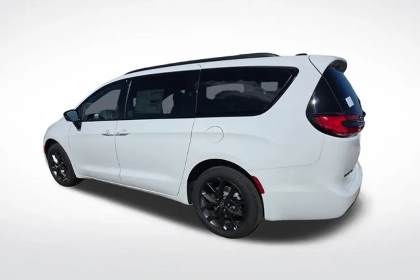 2026 Chrysler Pacifica Limited photo 1