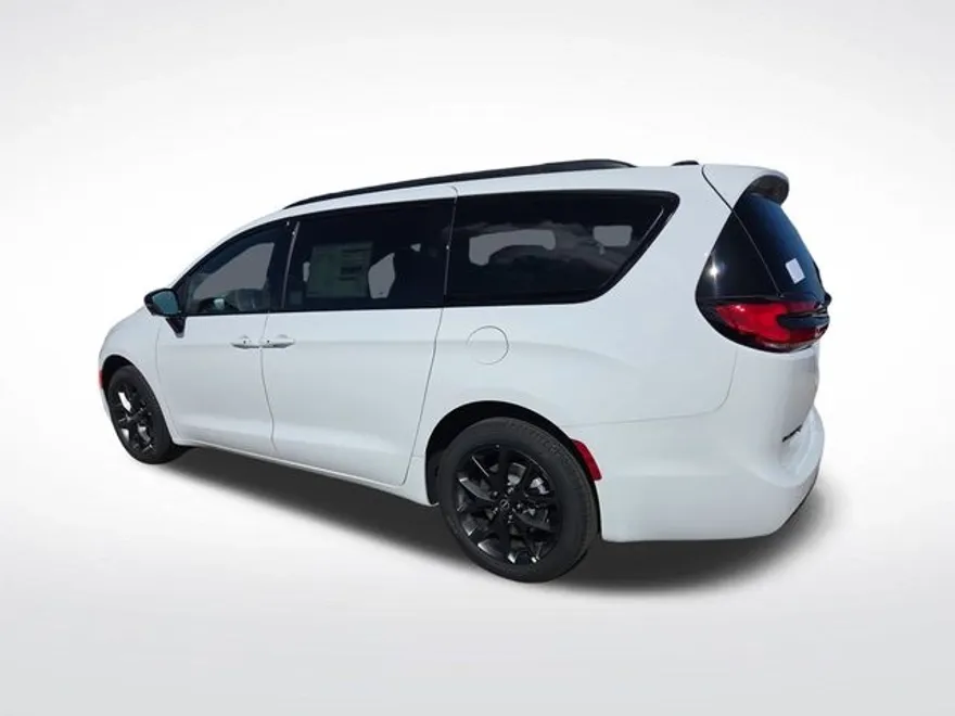 2026 Chrysler Pacifica Limited photo 1