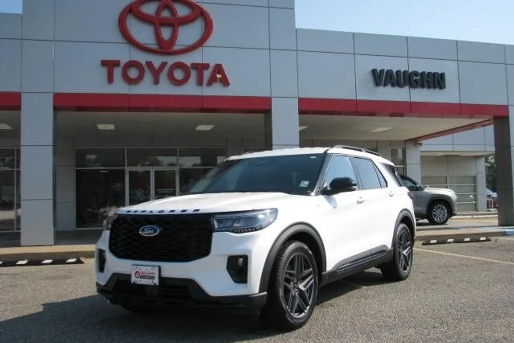 2025 Ford Explorer ST-Line photo 1
