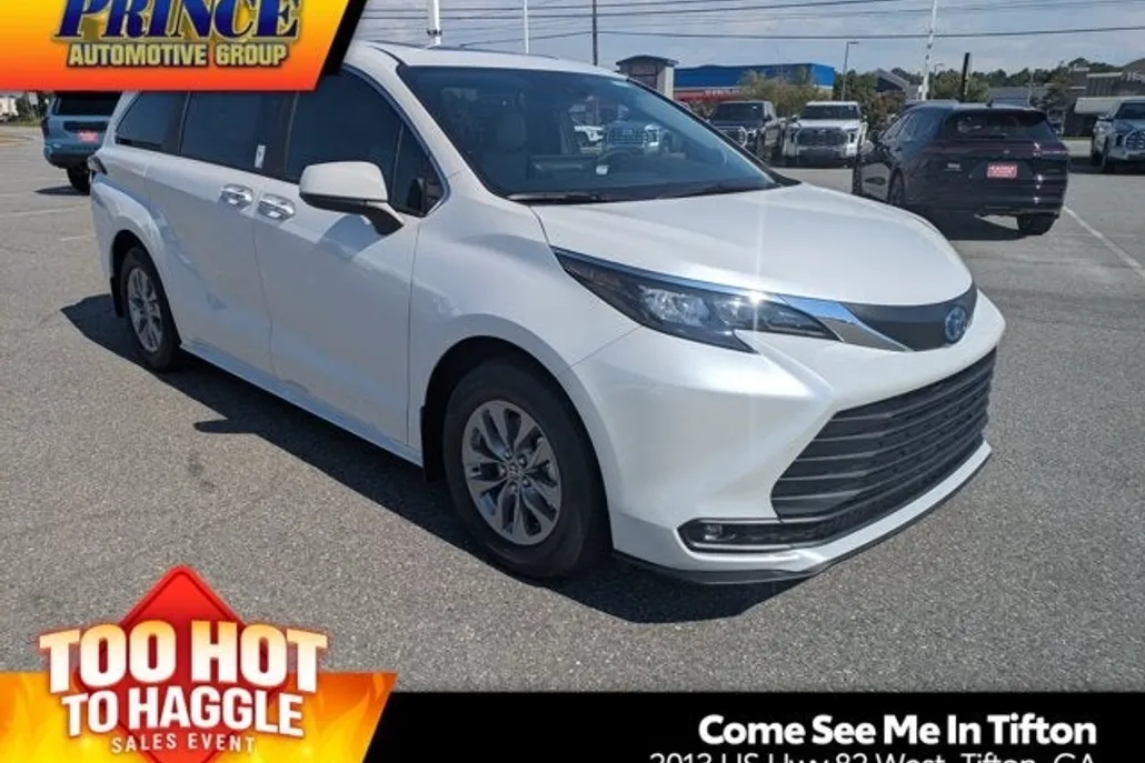 2025 Toyota Sienna XLE photo 1