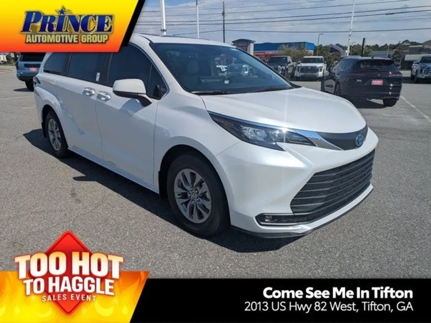 2025 Toyota Sienna XLE photo 1