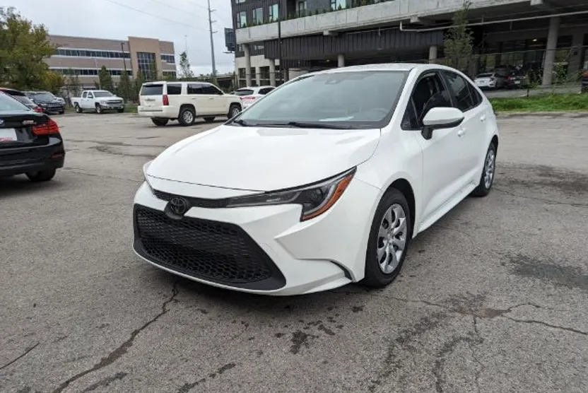 2021 Toyota Corolla LE photo 1