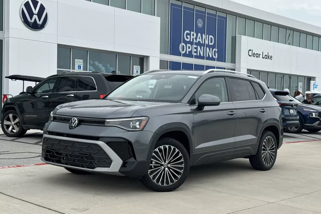 2025 Volkswagen Taos SE photo 1