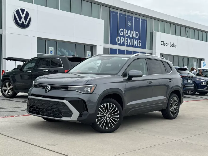 2025 Volkswagen Taos SE photo 1
