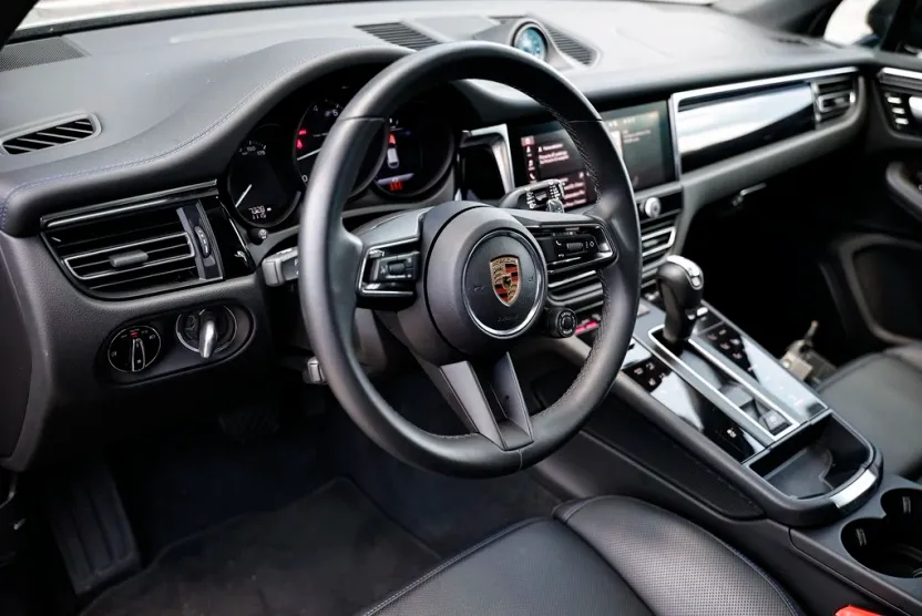 2025 Porsche Macan T photo 1