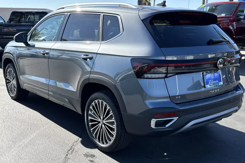 2025 Volkswagen Taos SE photo 1