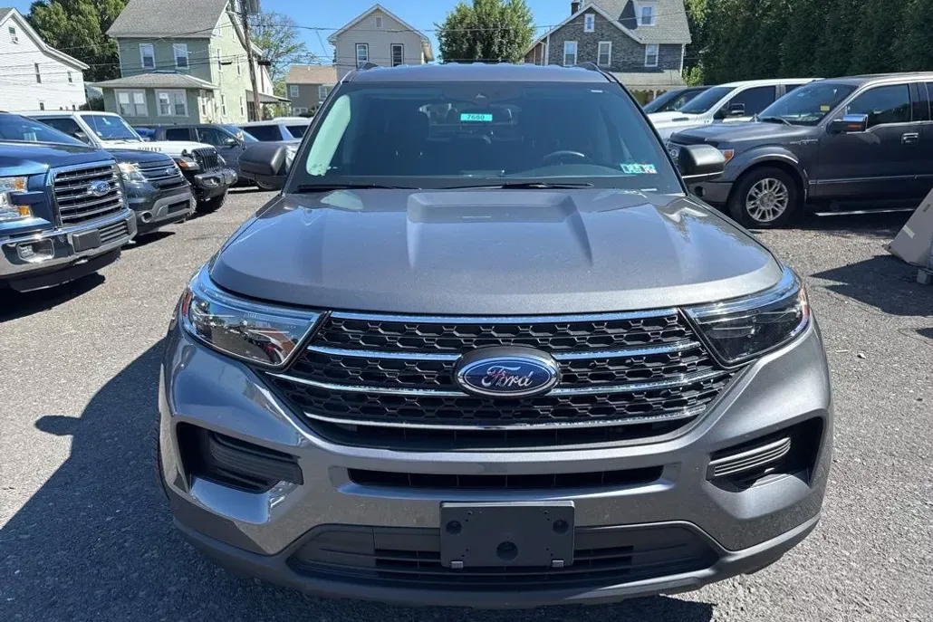 2022 Ford Explorer XLT photo 1