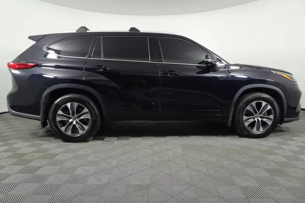 2022 Toyota Highlander XLE photo 1