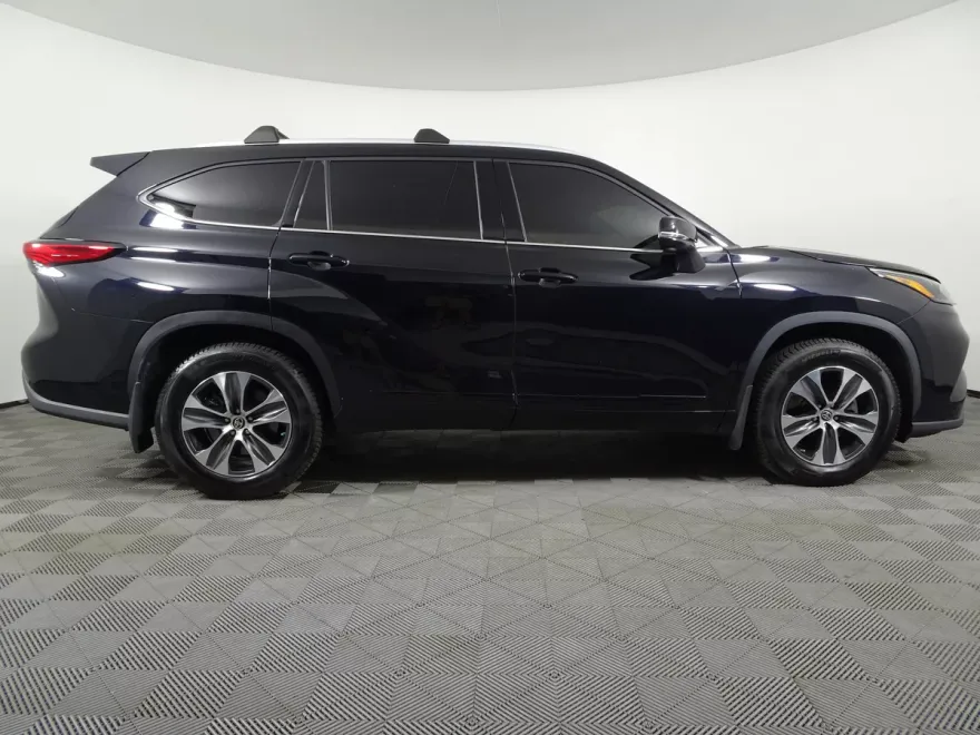2022 Toyota Highlander XLE photo 1
