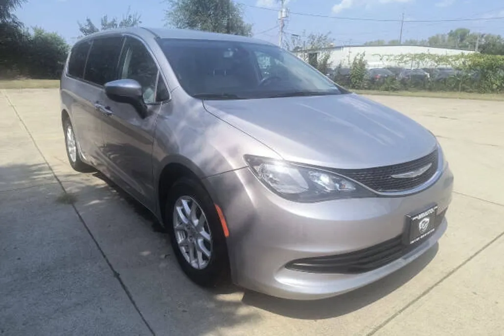 2017 Chrysler Pacifica LX photo 1