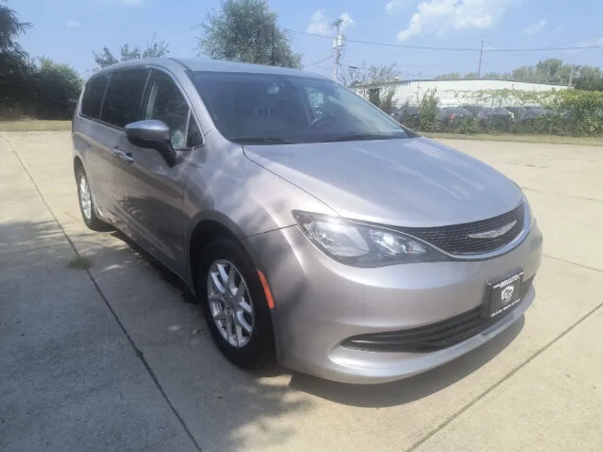 2017 Chrysler Pacifica LX photo 1