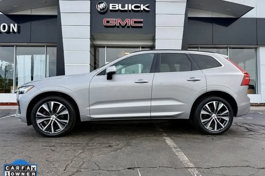 2022 Volvo XC60 B5 Momentum photo 1