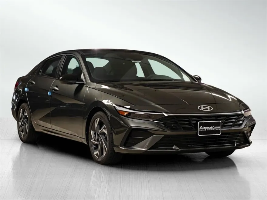 2025 Hyundai Elantra SEL Sport photo 1