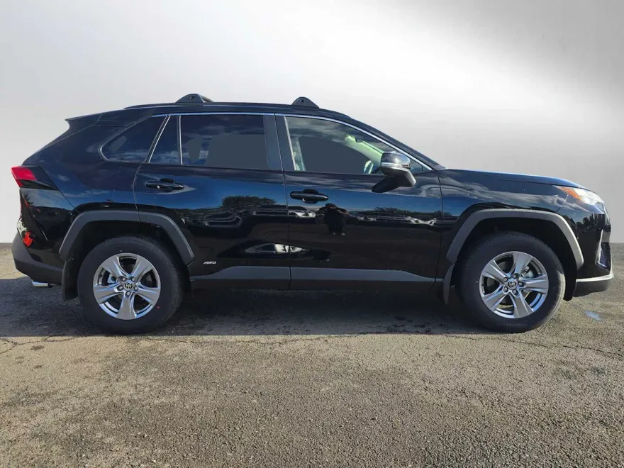 2025 Toyota RAV4 Hybrid XLE photo 1