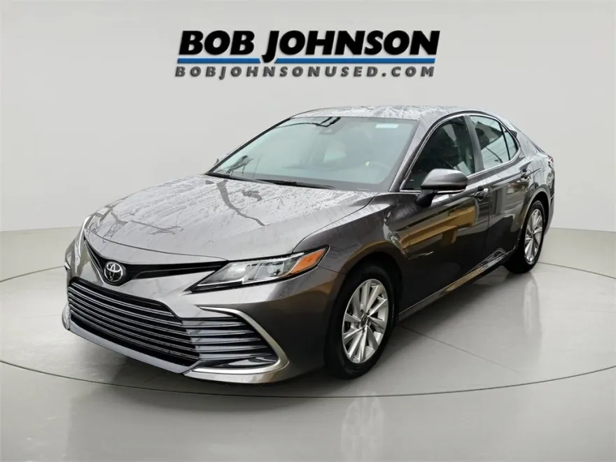 2023 Toyota Camry LE photo 1
