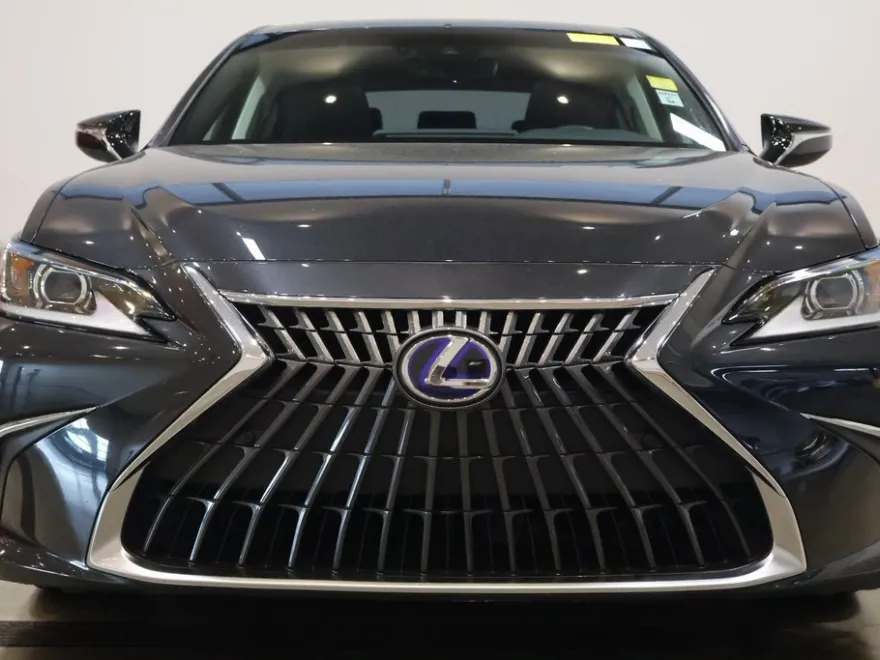 2022 Lexus ES 300h Luxury photo 2