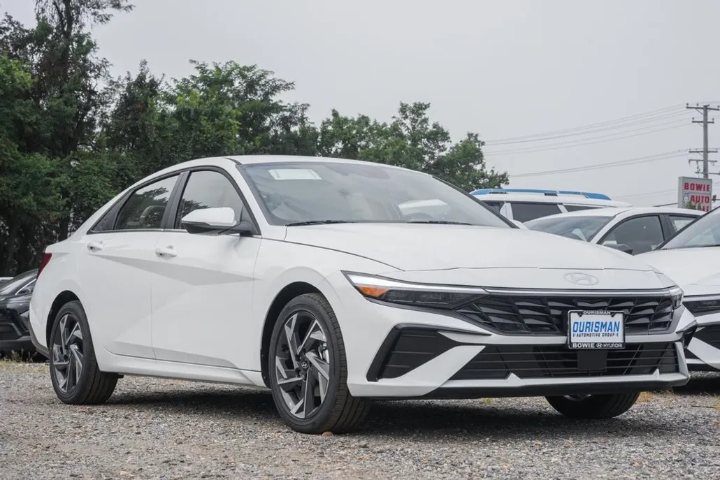 2025 Hyundai Elantra Limited photo 1
