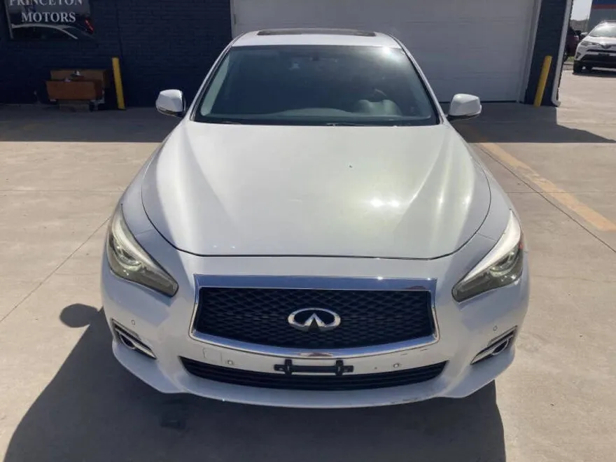 2015 Infiniti Q50 photo 1