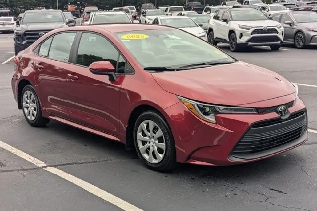 2025 Toyota Corolla LE photo 1