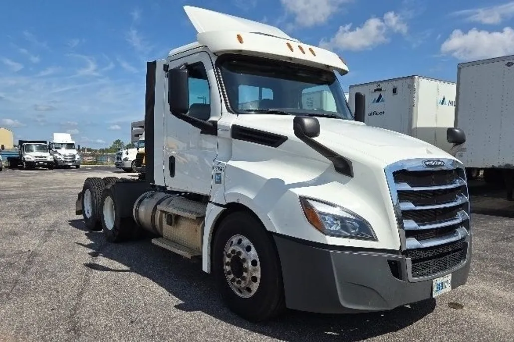 2020 Freightliner Cascadia 126" Day cab photo 1