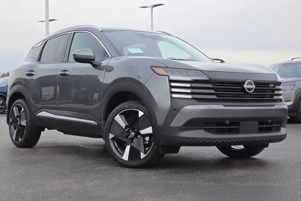 2025 Nissan Kicks SR photo 1