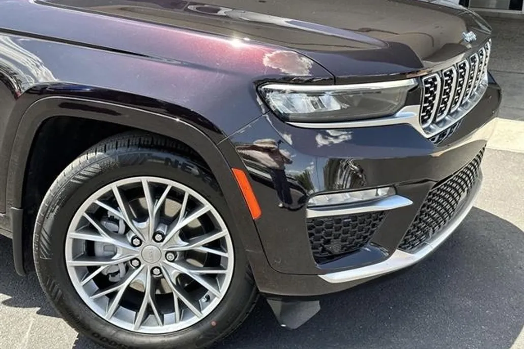 2022 Jeep Cherokee Summit 4xe photo 1