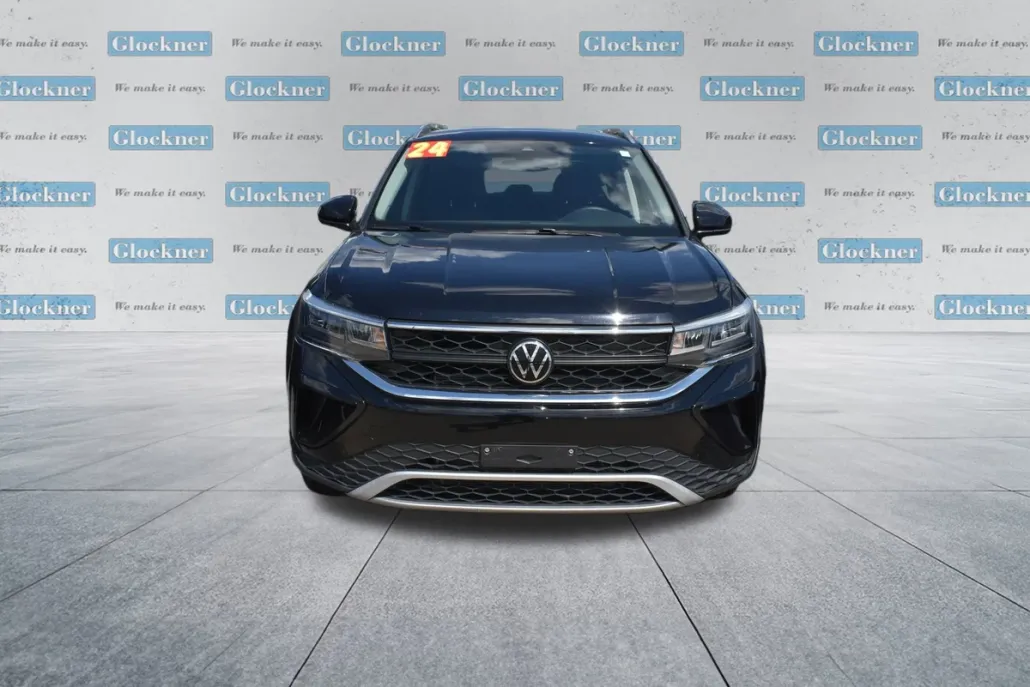 2024 Volkswagen Taos SE photo 1