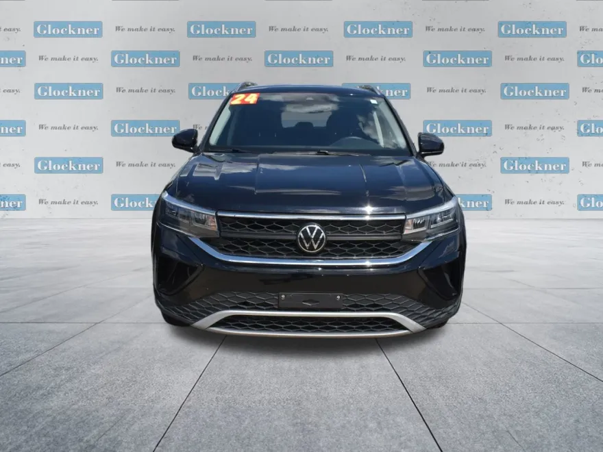 2024 Volkswagen Taos SE photo 1
