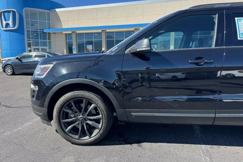 2019 Ford Explorer XLT photo 1