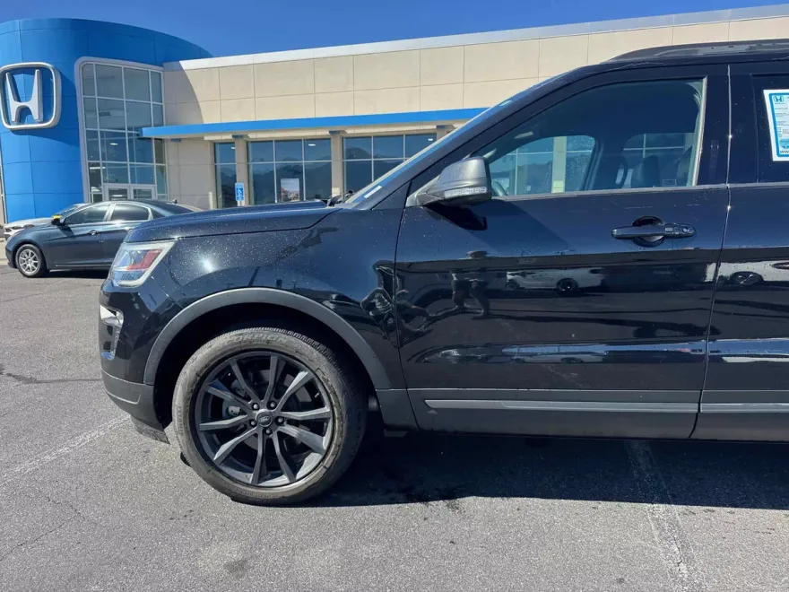 2019 Ford Explorer XLT photo 1