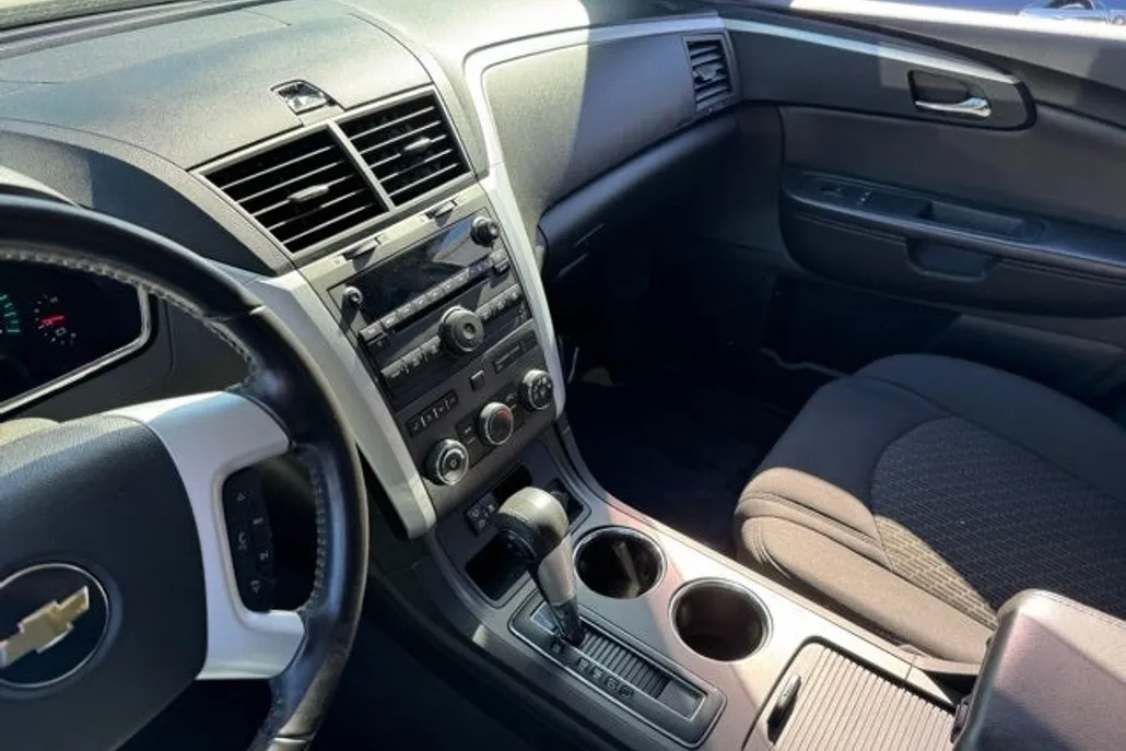 2011 Chevrolet Traverse 1LT photo 1