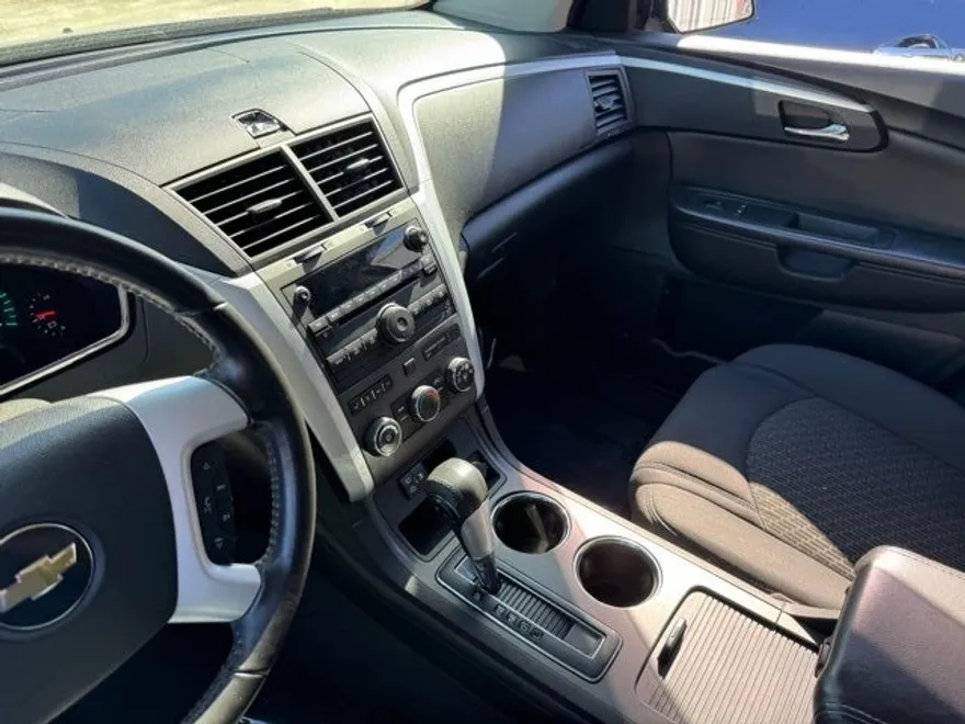 2011 Chevrolet Traverse 1LT photo 1