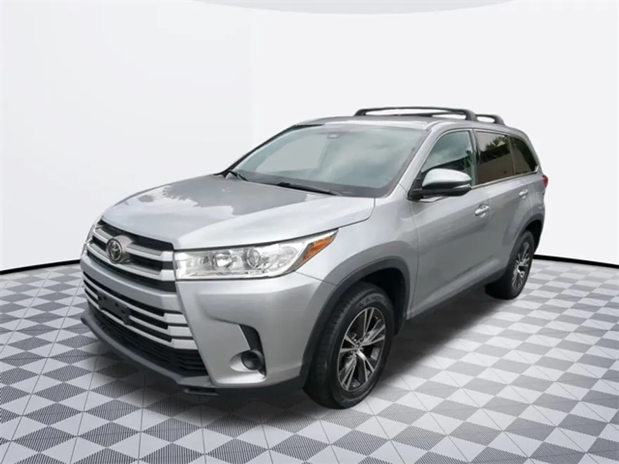 2019 Toyota Highlander LE photo 1