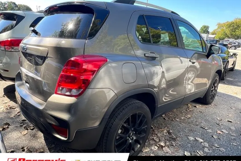 2022 Chevrolet Trax LT photo 1