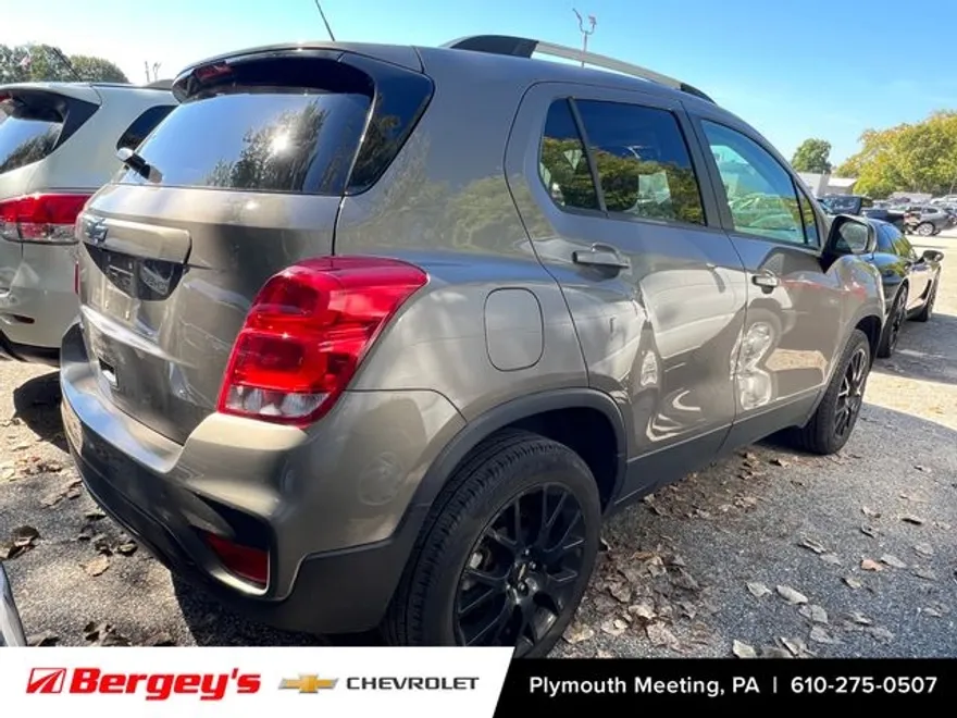 2022 Chevrolet Trax LT photo 1