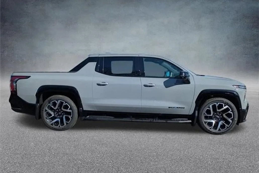 2025 Chevrolet Silverado EV RST photo 1